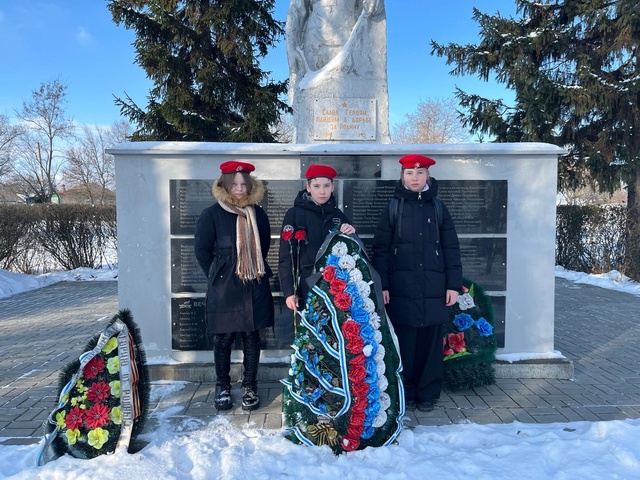 Торжественная церемония возложения цветов..