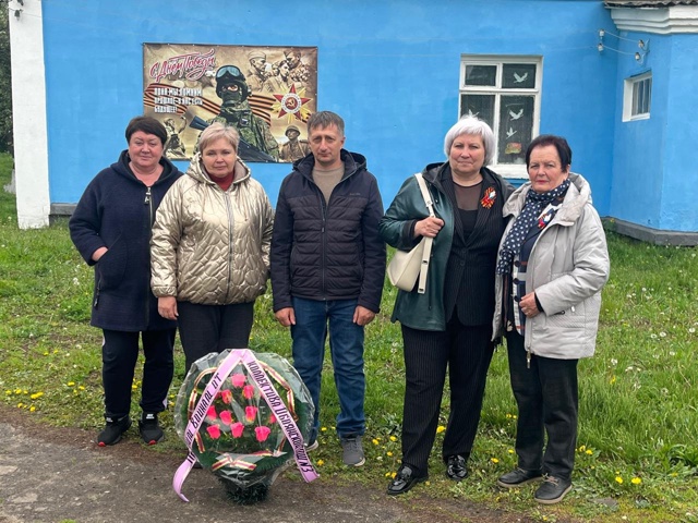 Возложение цветов к мемориалу.